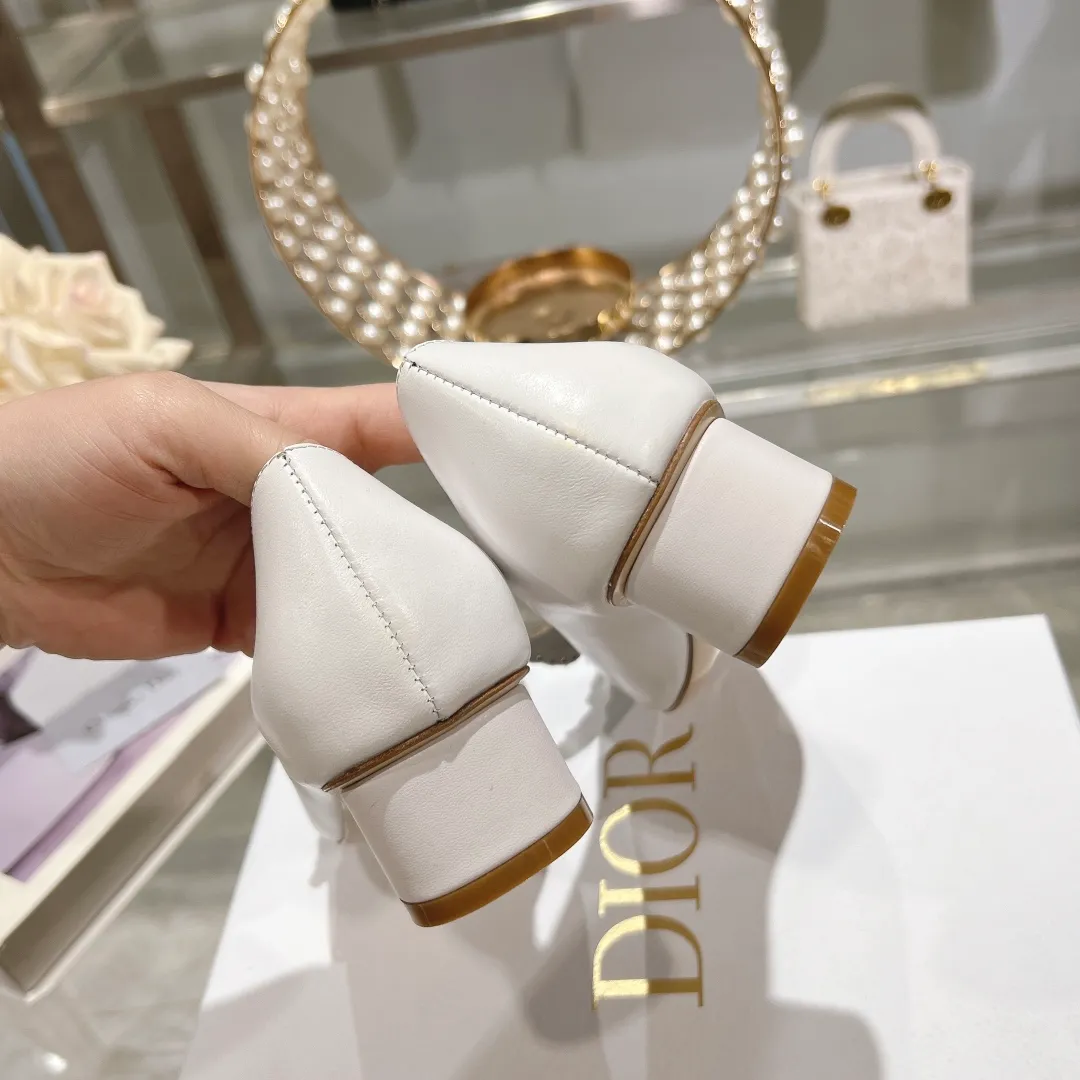 👟👟Ex-factory price 560👟👟 2024 early spring new style ◼️Dior ◼️Dior spring and summer latest fashion show haute couture series sandals Bow Mary Jane ——— Ldylle retro Roman style doll women's sandals CD pearl five metal buckle bow low-heeled women's single shoes Original development top high-end version Material: imported cow patent leather upper + water-dyed sheepskin lining + original molded pearl buckle + Italian genuine leather outsole Size: 34-40 (34.40. Customization is non-refundable and non-exchangeable) Heel height: 4.5cm 8.5cm